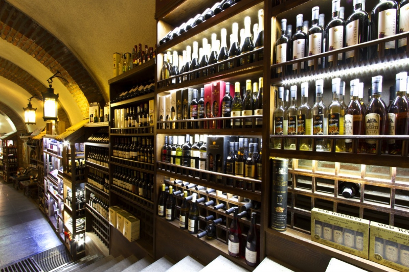 bar-ROQUEFORT LES PINS-min_world_street_travel_shop_canon_georgia_wine_bottles-429767